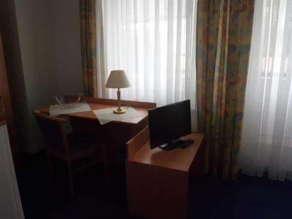 Hotel Zur Altstadt Целе Екстериор снимка